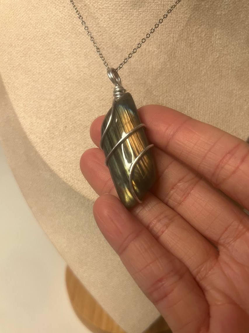 Flashy labradorite necklace