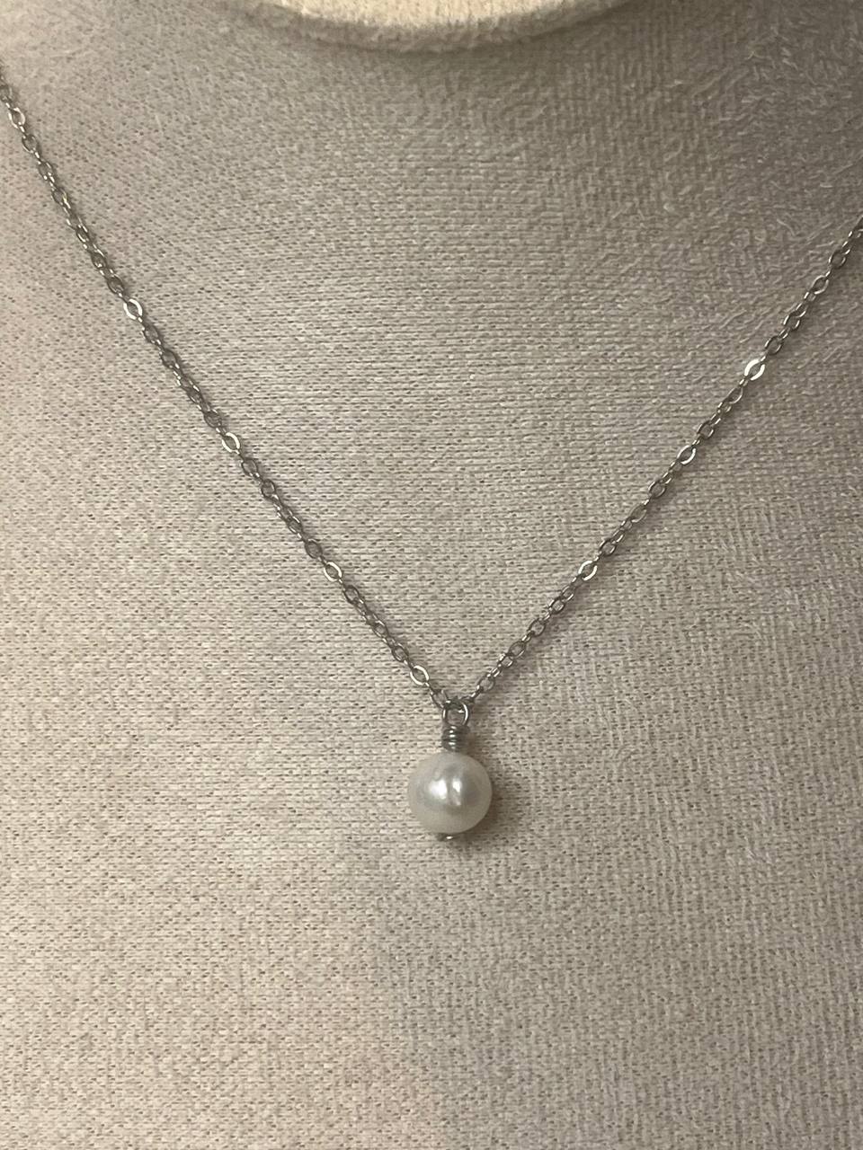 Single pearl necklace