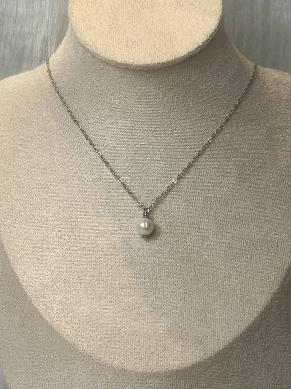 Single pearl necklace