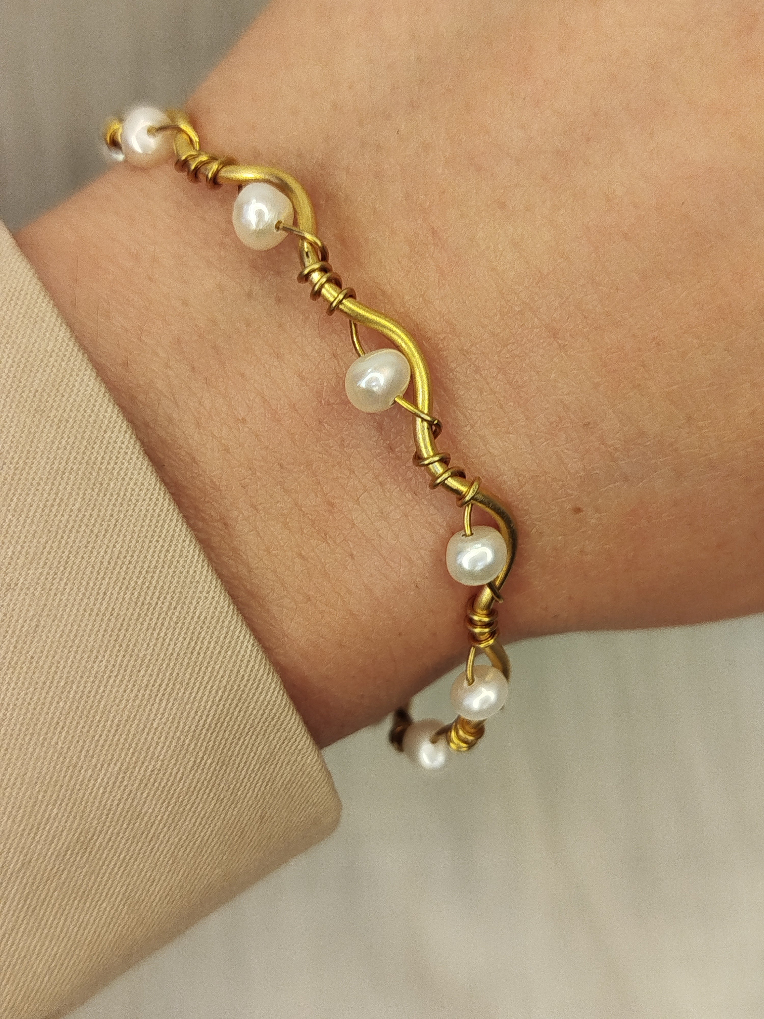 Pearls brass ripple bracelet