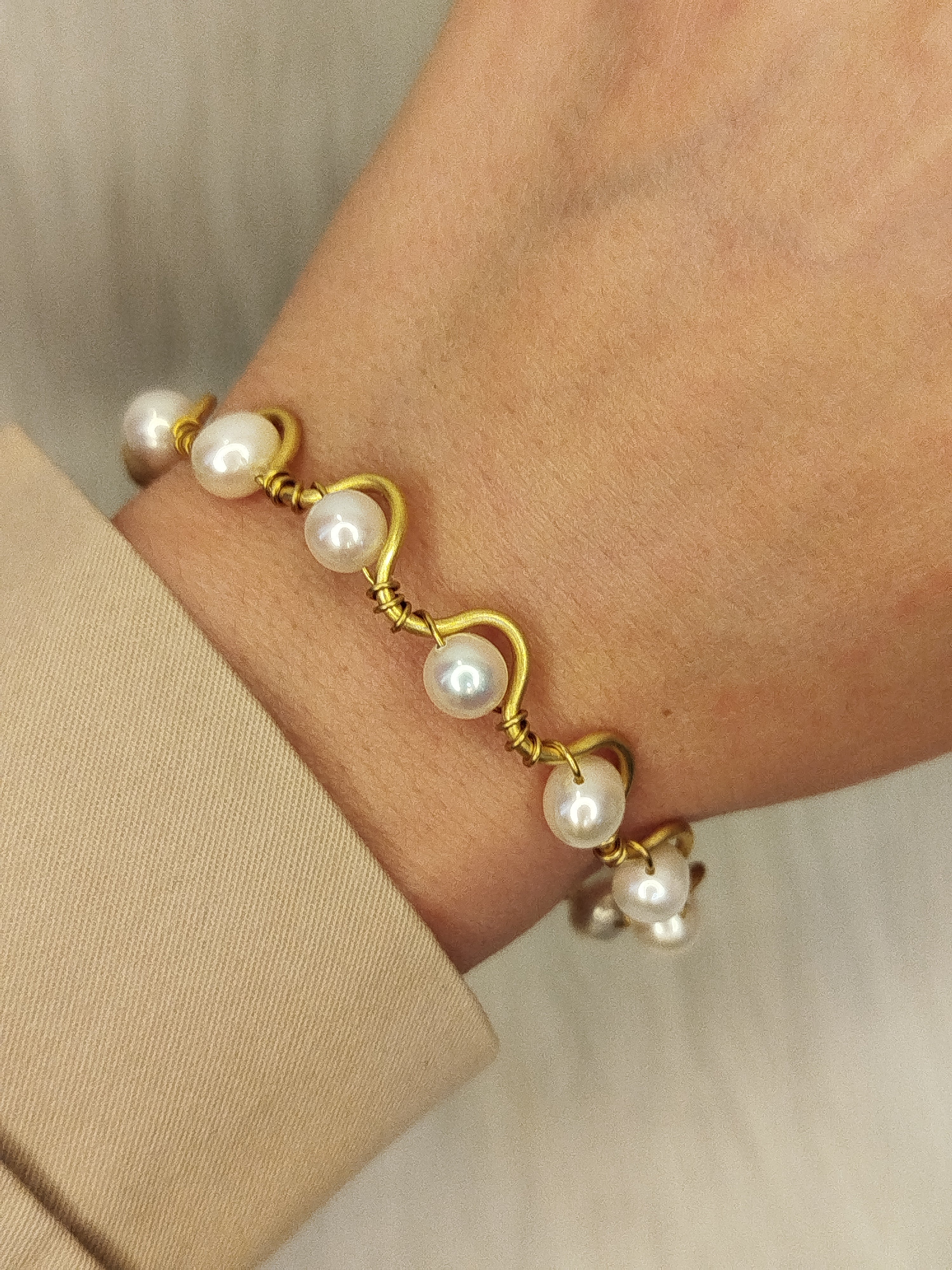 Pearl ripple brass bracelet
