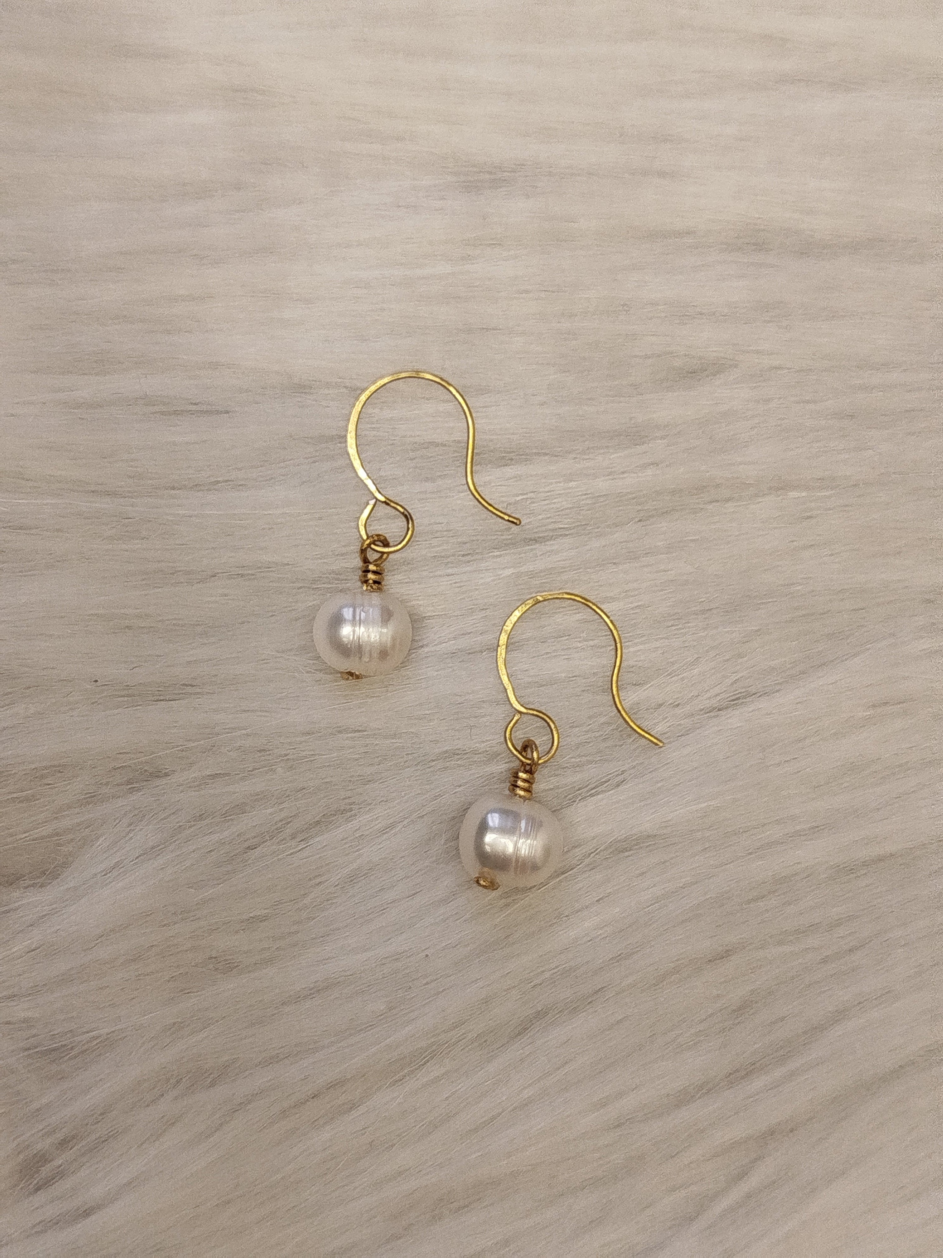 One pearl brass earrings