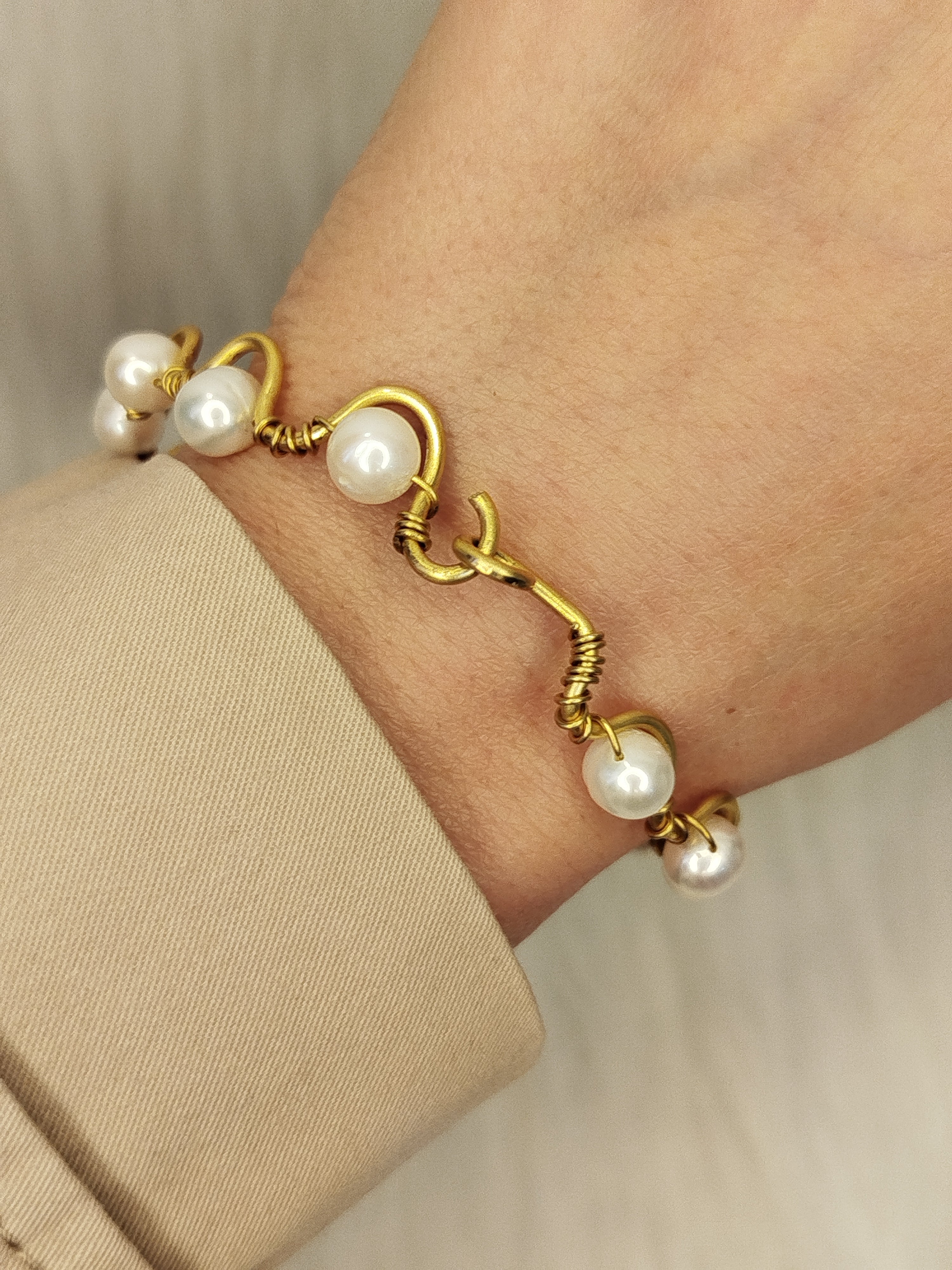 Pearl ripple brass bracelet